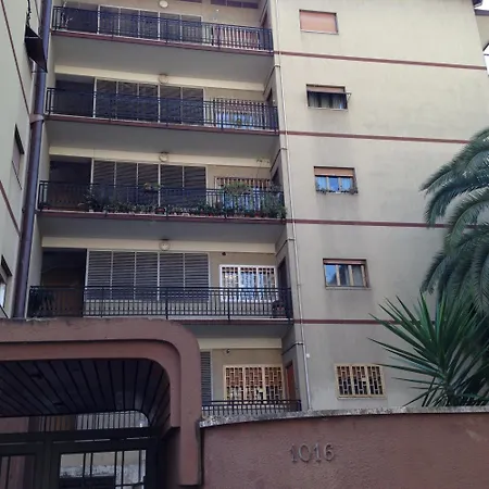 Domus Vacanze - Qui Staremo Bene Apartment *